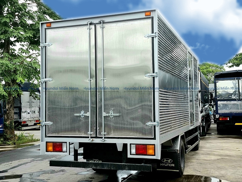 Xe Tải Hyundai New Mighty Ex8 Gt S2 Thùng Kín Inox 7 Tấn Thùng Dài 5m3 (3)