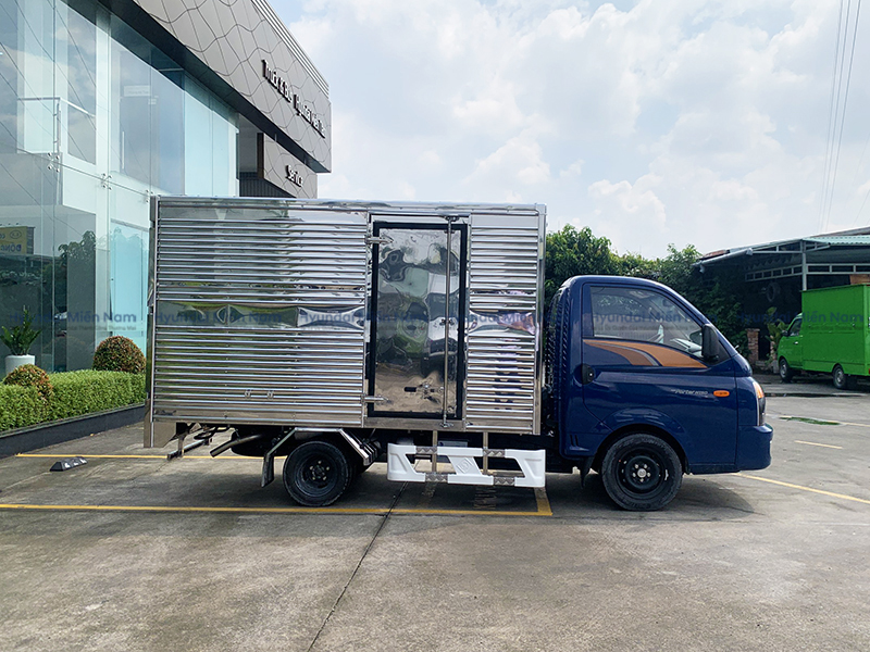 Xe tải Hyundai New Porter H150 E5 thùng kín inox 1.5 tấn thùng dài 3m1